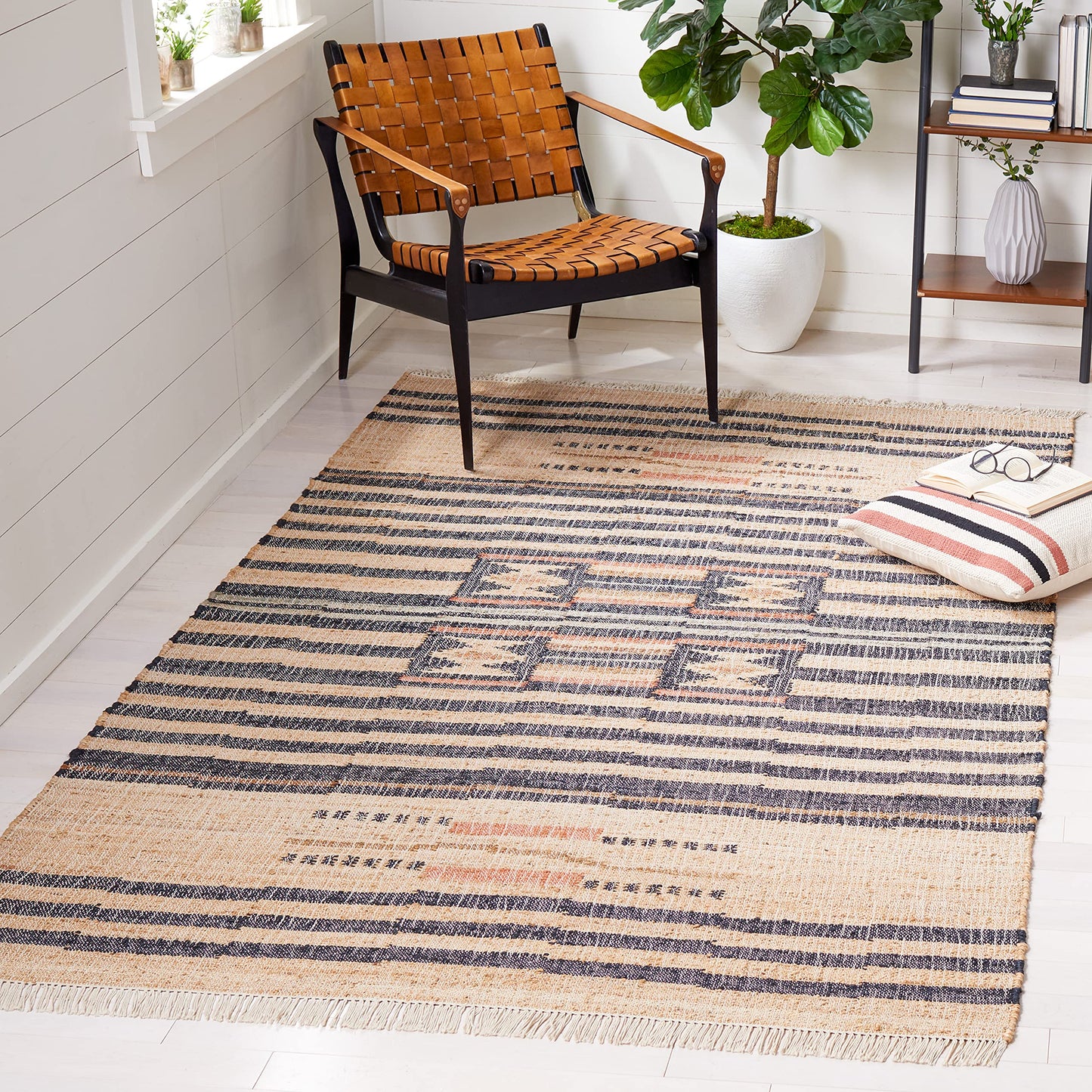 SAFAVIEH Kilim Collection Accent Rug - 3' x 5', Natural & Black, Handmade Flat Weave Jute, Ideal for High Traffic Areas in Entryway, Living Room, Bedroom (KLM709A)
