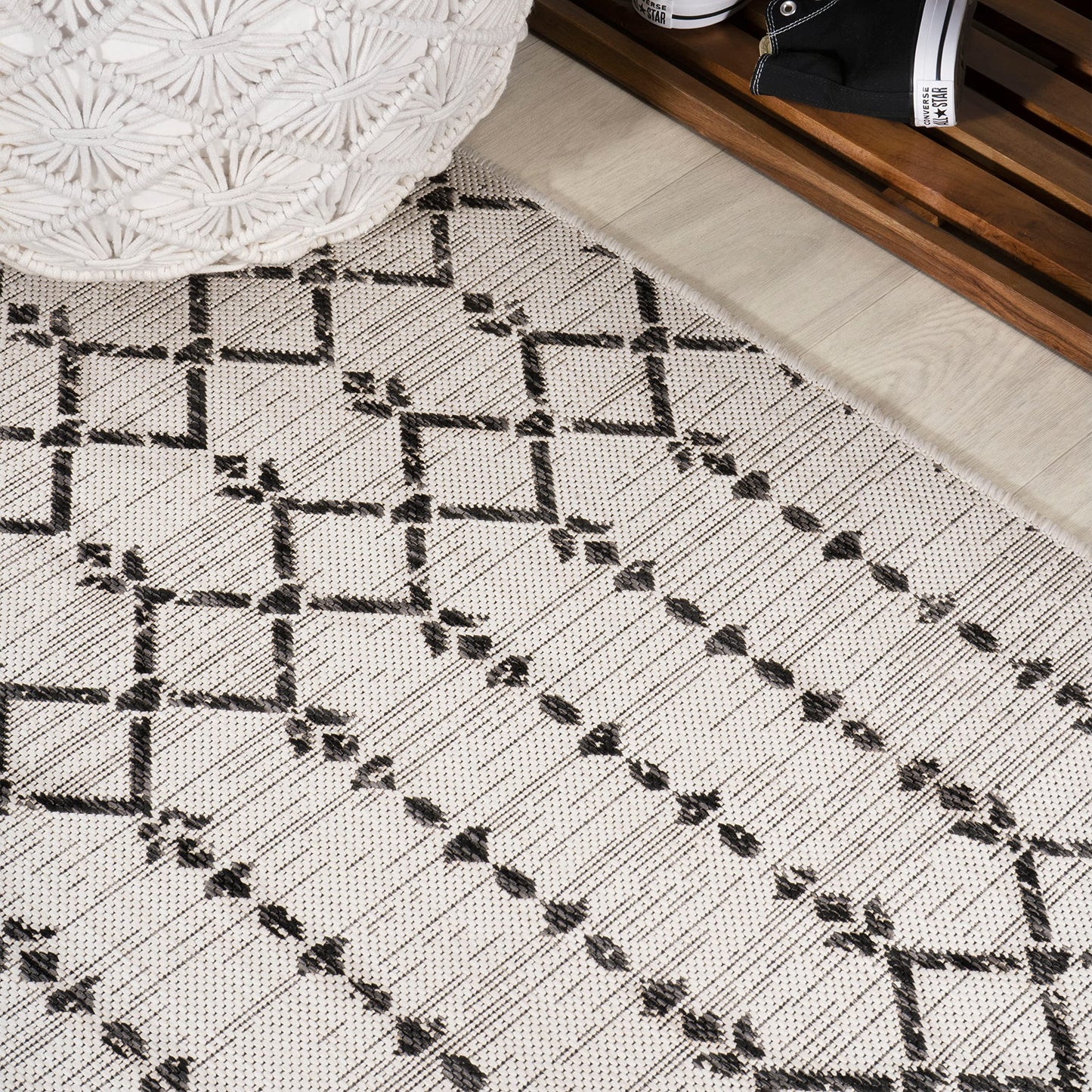 JONATHAN Y Moroccan Geometric Indoor Outdoor Round Area Rug 6 Ft Cream/Black, Ourika Textured Weave for Backyard, Patio, Porch, Easy-Cleaning, High Traffic, Pet-Friendly, Non-Shedding (SMB108I-6R)