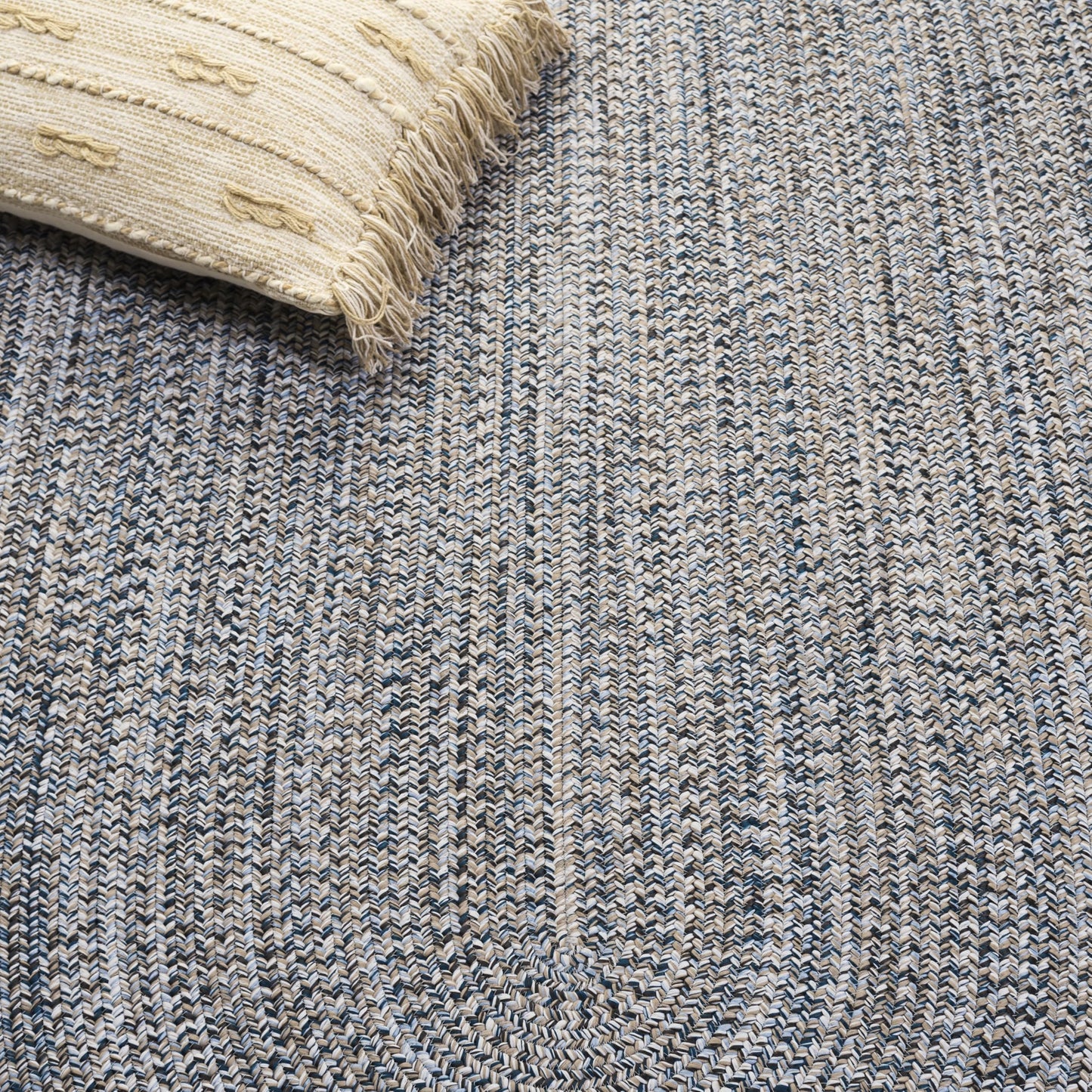 SAFAVIEH Braided Collection Area Rug - 6' x 9' Oval, Navy & Beige, Handmade, Ideal for Living Room, Bedroom, Dining Space (BRD376N)