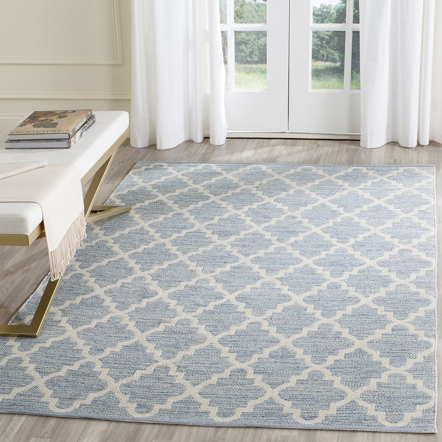 SAFAVIEH Montauk Collection Area Rug - 5' x 8', Light Blue & Ivory, Handmade Trellis Cotton, Ideal for High Traffic Areas in Living Room, Bedroom (MTK810B)