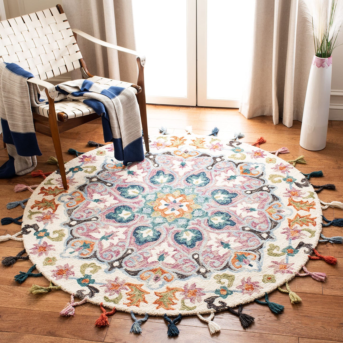 SAFAVIEH Novelty Collection 5' Round Pink / Blue NOV576M Handmade Boho Floral Tassel Wool Area Rug