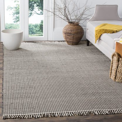 SAFAVIEH Montauk Collection Area Rug - 6' x 9', Ivory & Black, Handmade Flat Weave Boho Farmhouse Cotton Tassel Fringe, Ideal for High Traffic Areas in Living Room, Bedroom (MTK340D)
