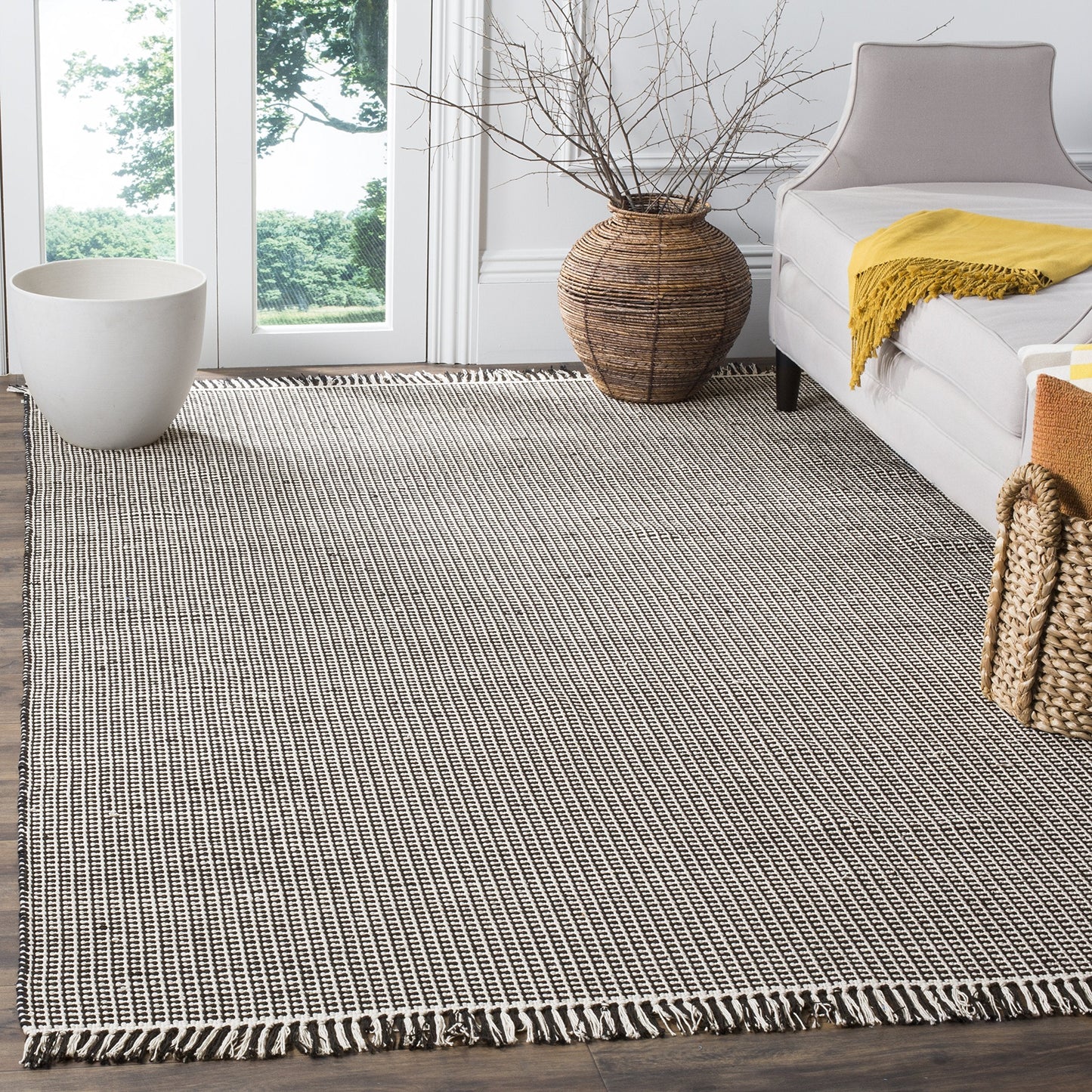 SAFAVIEH Montauk Collection Area Rug - 5' x 8', Ivory & Black, Handmade Flat Weave Boho Farmhouse Cotton Tassel Fringe, Ideal for High Traffic Areas in Living Room, Bedroom (MTK340D)