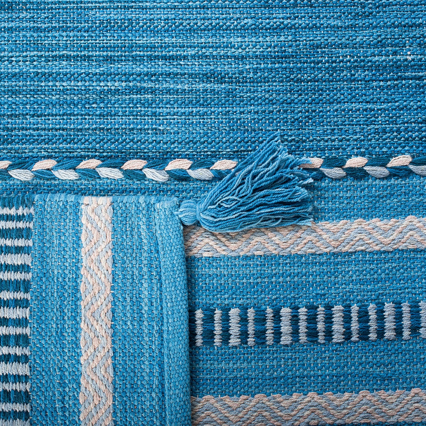 SAFAVIEH Montauk Collection Accent Rug - 4' x 6', Blue & Grey, Handmade Flat Weave Cotton, Ideal for High Traffic Areas in Entryway, Living Room, Bedroom (MTK215M)