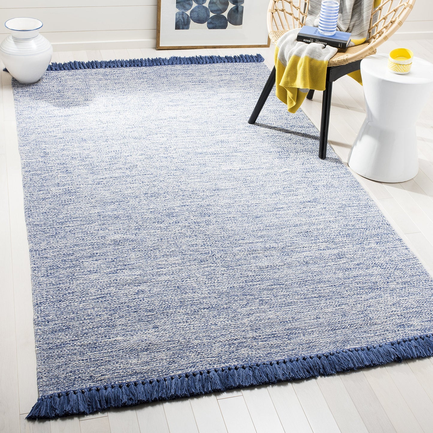SAFAVIEH Montauk Collection Area Rug - 5' x 8', Blue, Handmade Tassel Cotton, Ideal for High Traffic Areas in Living Room, Bedroom (MTK610B)