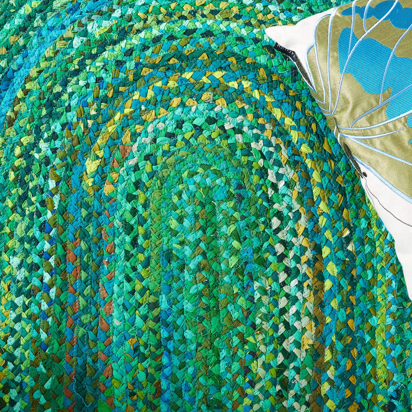 SAFAVIEH Braided Collection Area Rug - 6' x 9' Oval, Green, Handmade Boho Fringe Reversible Cotton, Ideal for High Traffic Areas in Living Room, Bedroom (BRD451Y)